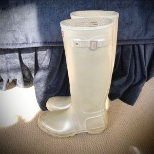 Pretty pearl tall Hunter rain boots size 9. 🤍
